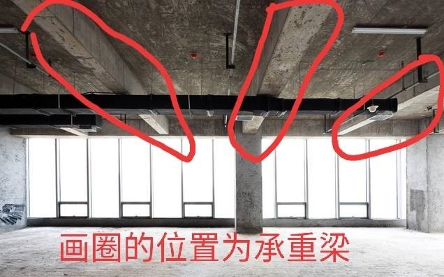 客廳不吊頂只走圈石膏線,中間梁怎么處理？