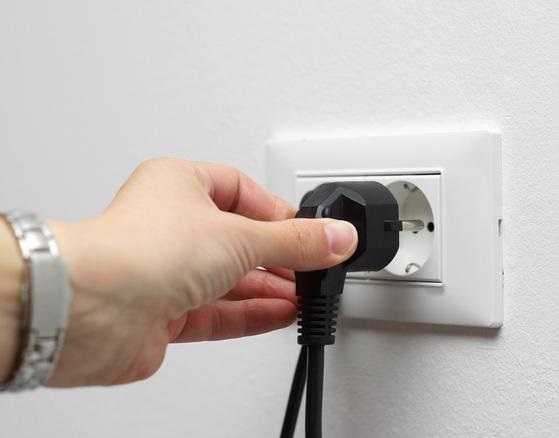 回南天季節(jié)，怎樣避免用電時(shí)因受潮引起的觸電?