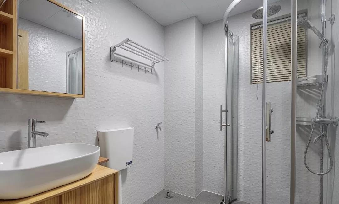 衛(wèi)生間做干濕分離，如何選隔斷材料